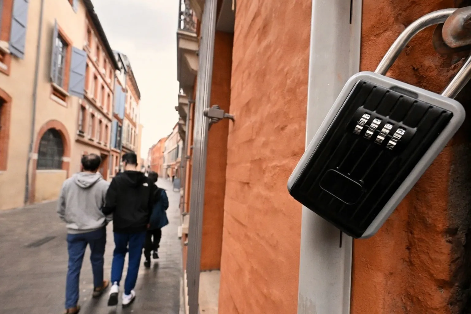 Locations saisonnières détournées : comment les propriétaires font face à la prostitution